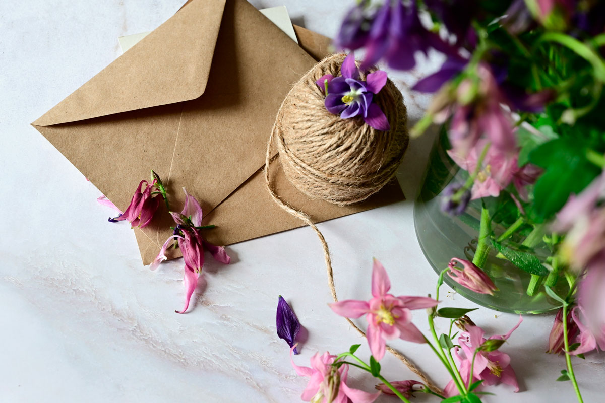 DIY: Pynta presenten med blommor